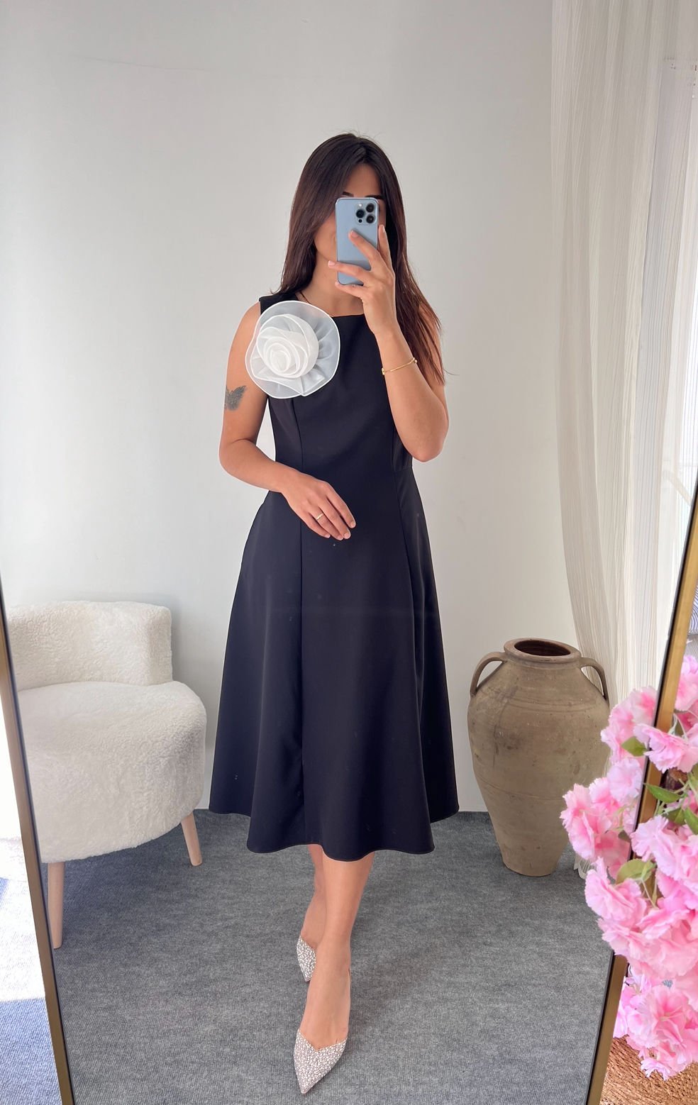 GÜL BROŞLU ELBİSE
