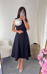 GÜL BROŞLU ELBİSE