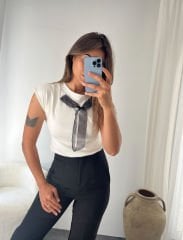 FİYONK DETAYLI TİŞÖRT BEYAZ